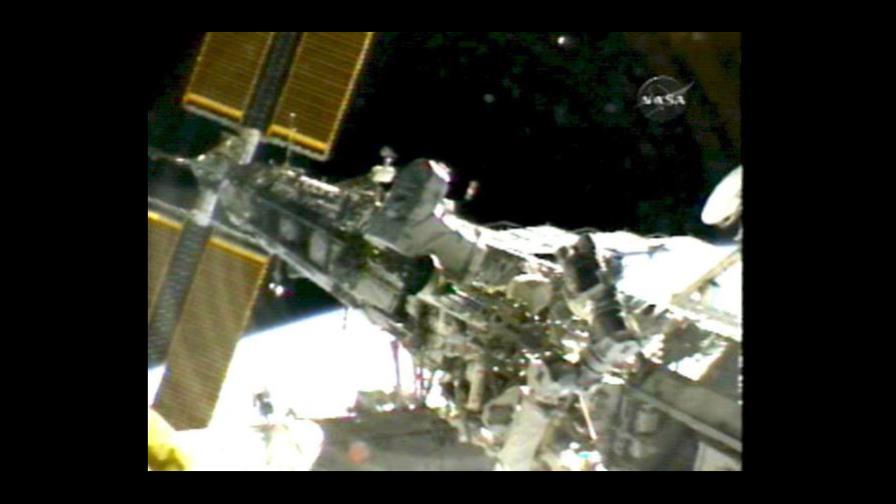 Astronauta pierde bolsa de herramientas en el espacio