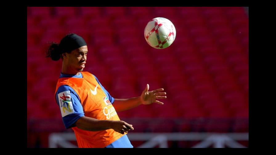 La condición física de Ronaldinho es blanco de críticas