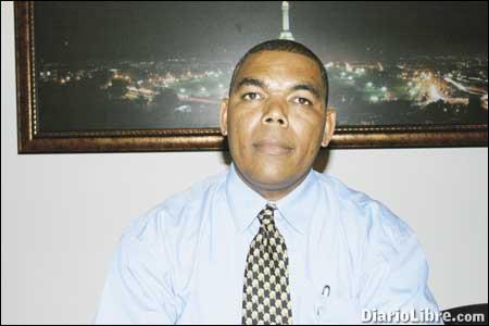 Gil pone en circulación la obra Cuentos terrenales