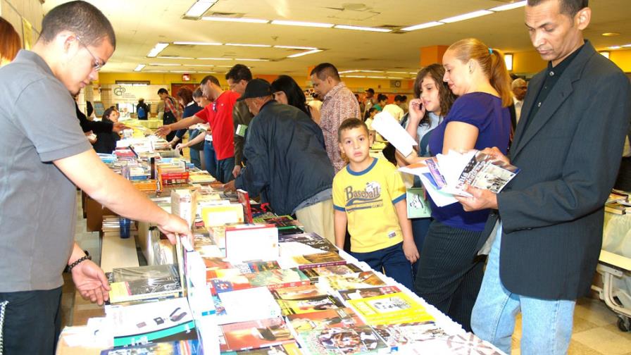 Dominicanos apoyan la Tercera Feria del Libro celebrada en NY