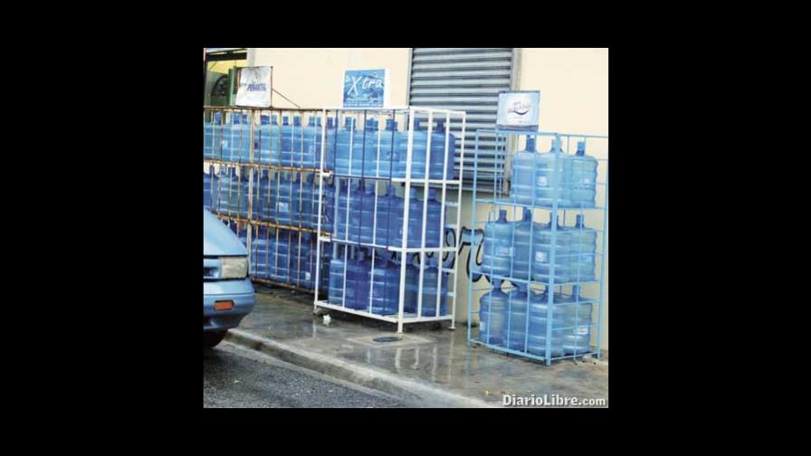 Adeagua y comerciantes pactan bajar galón agua a RD$40