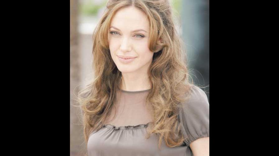 Muestran video oscuro de Angelina Jolie