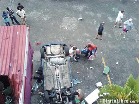 Un vehículo cae del tercer piso Gimnasio Body Shop en Naco Un vehículo cae del tercer piso Gimnasio Body Shop en Naco