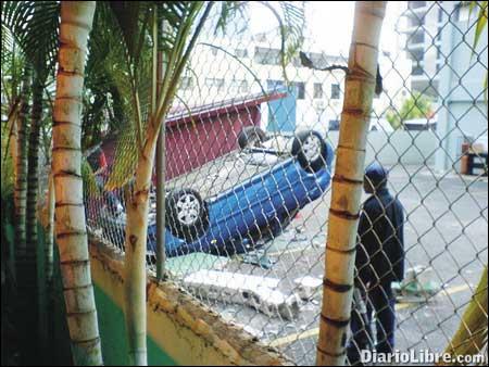 Un vehículo cae del tercer piso Gimnasio Body Shop en Naco Un vehículo cae del tercer piso Gimnasio Body Shop en Naco