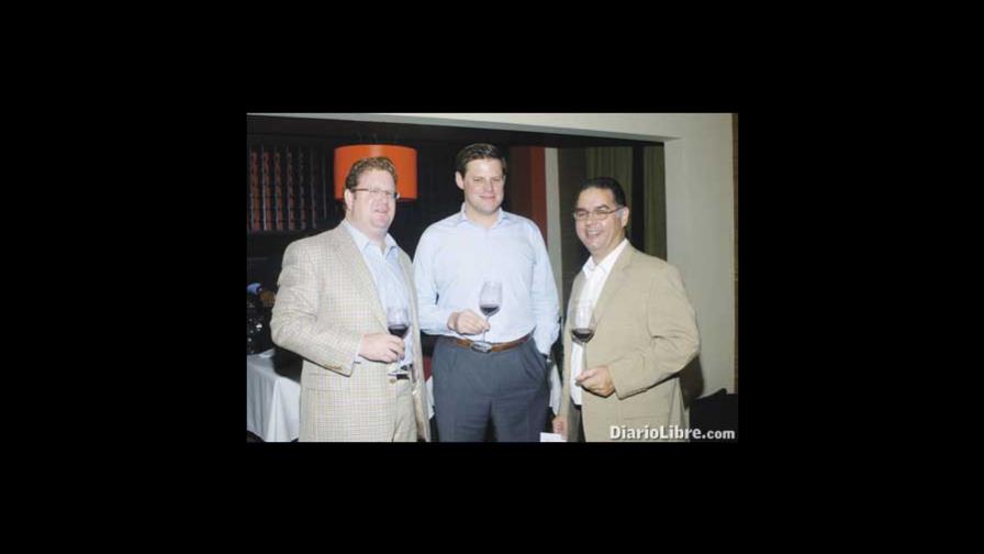 Degustan vinos de Lapostolle