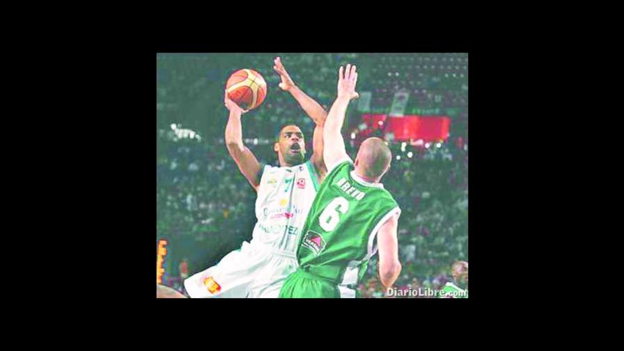 Luis Flores quema el aro en básquet italiano