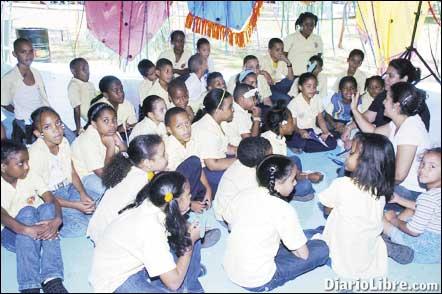 Un camino azul de mar aguarda por los lectores más pequeños