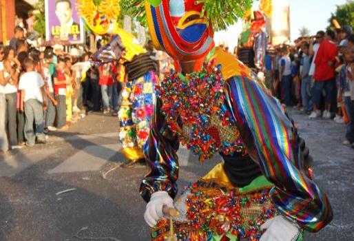 Lechones y comparsas en el Carnaval de Santiago