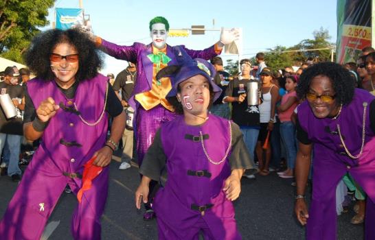 Lechones y comparsas en el Carnaval de Santiago