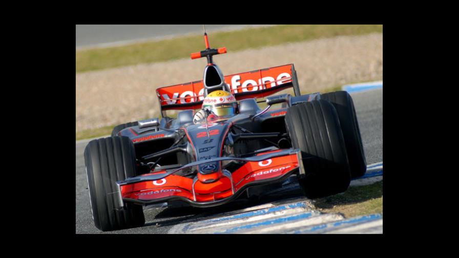 Lewis Hamilton anda bien y es primero en Montmeló