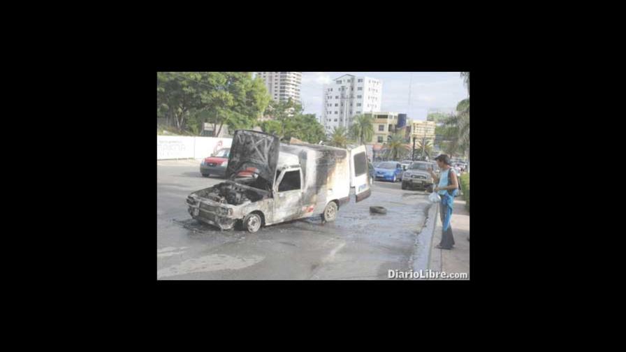 Fuego de vehículo con GLP genera pánico