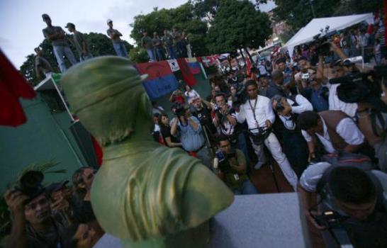 Culmina homenaje a Tirofijo con inauguración de plaza en Caracas