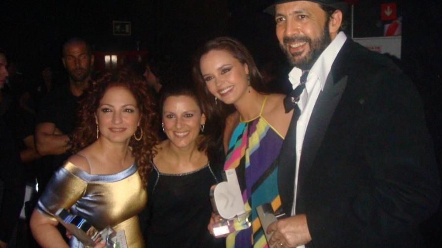 Juan Luis Guerra recibe Premio Dial en España Juan Luis Guerra recibe Premio Dial en España