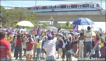 Fernández movió el metro con congresistas hasta Villa Mella