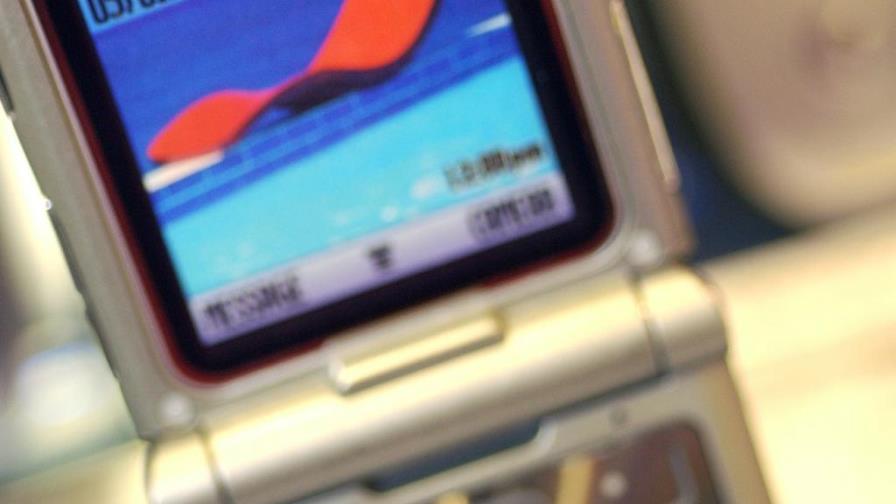 Raúl Castro permite el uso de celulares a los cubanos Raúl Castro permite el uso de celulares a los cubanos