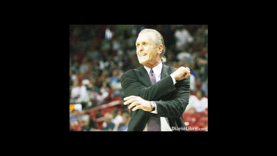 Pat Riley renuncia como entrenador Pat Riley renuncia como entrenador