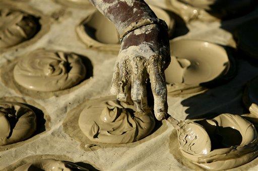 Los pobres de Haití se alimentan con galletitas de lodo