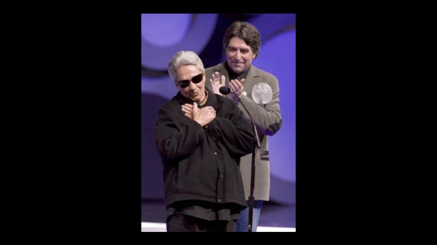 Joaquín Sabina le entrega la Luna a Chavela Vargas