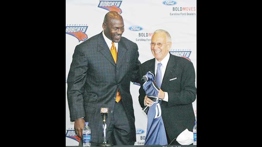 Jordan y Larry Brown se ayudan mutuamente