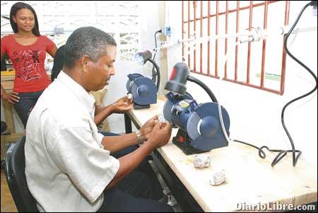 Un estímulo para los artesanos del larimar