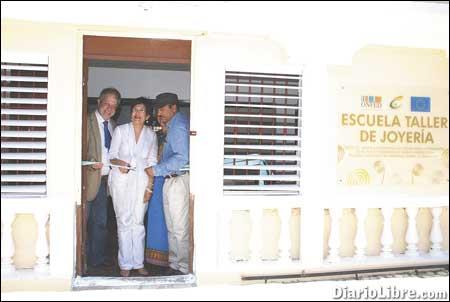 Un estímulo para los artesanos del larimar