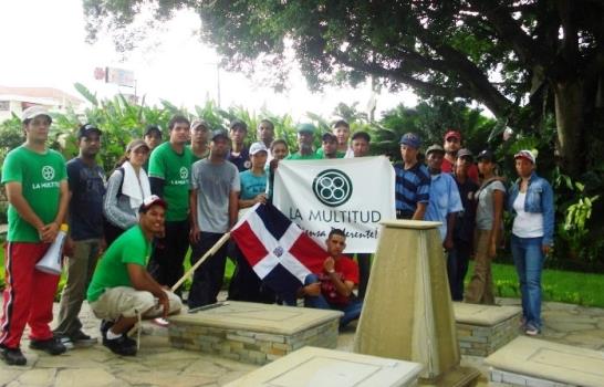 Jóvenes rinden homenaje a Manolo Tavarez Justo