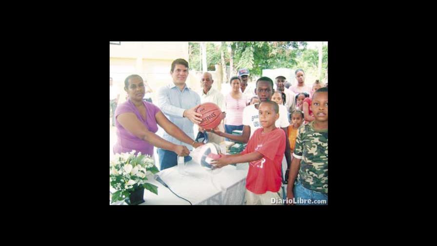 Entregan útiles deportivos Yaguate