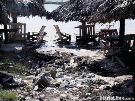 Playa de Boca Chica muy contaminada