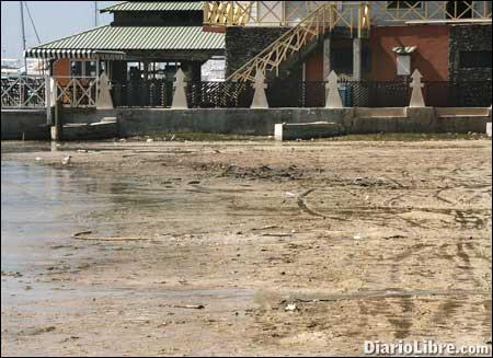 Playa de Boca Chica muy contaminada