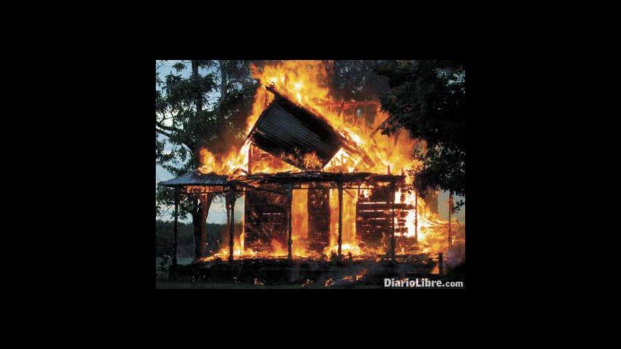 Apresan seis por incendio de casas haitianos; queman otra