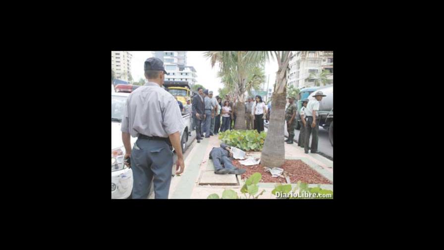 Policía se suicida en la Abraham Lincoln