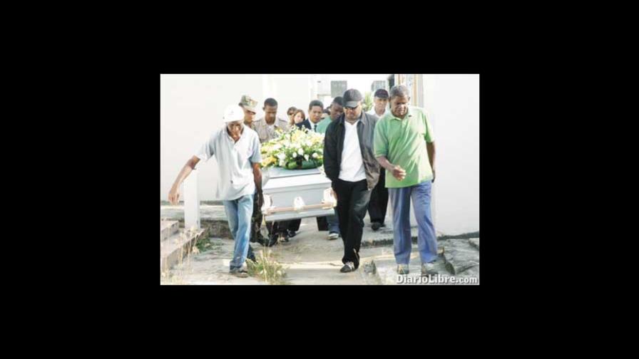 Sepultan periodista Simón Romero