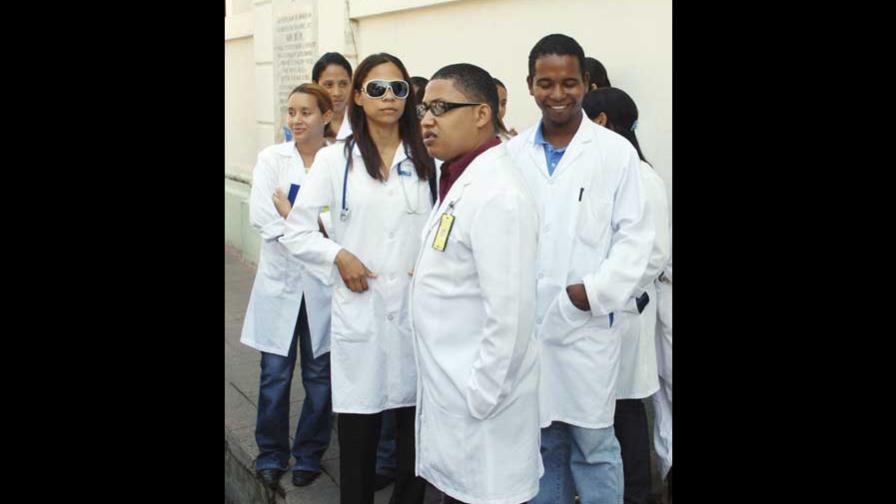 Técnico del BID entrega propuestas a coordinadora salud