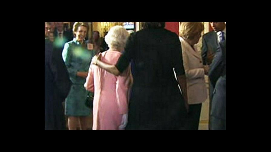 Michelle Obama salta protocolo y abraza a la Reina de Inglaterra