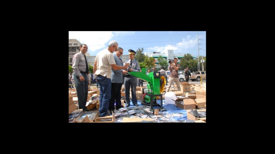Policía destruye medio millón de copias ilegales de CD y DVD