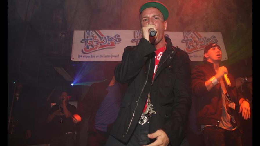 Mr. Tours presentó a Alexis & Fido en cierre de carnaval