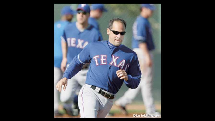 Omar Vizquel, a 13 hits de lograr hazaña Omar Vizquel, a 13 hits de lograr hazaña