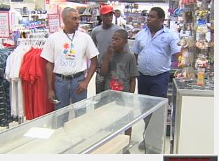 Encapuchados roban en La Sirena de la avenida Mella