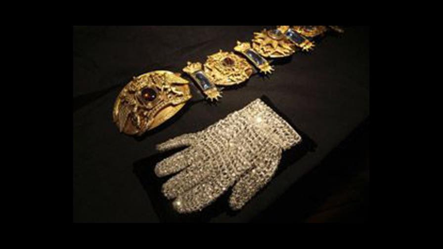 Subastan guante enjoyado de Michael Jackson en Australia