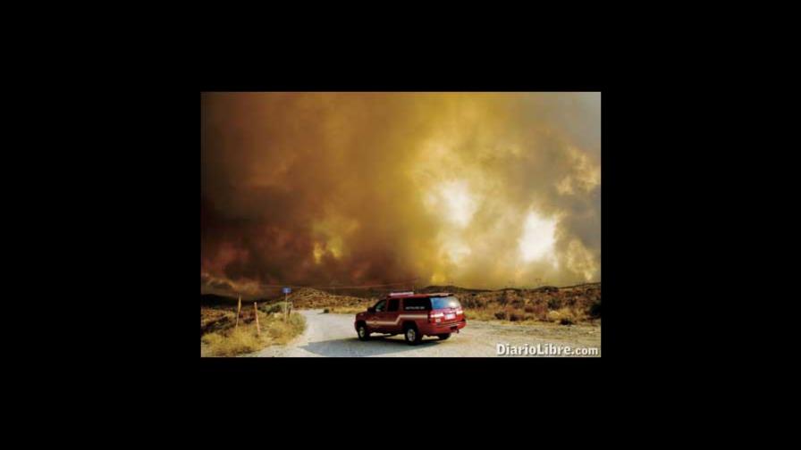 Incendio forestal ya no amenaza los suburbios de Los Angeles