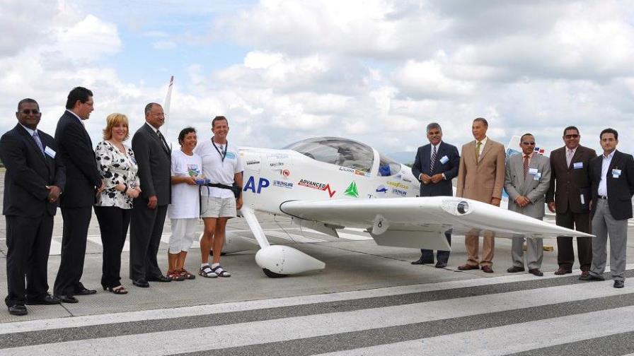 Sale avión dará la vuelta al mundo