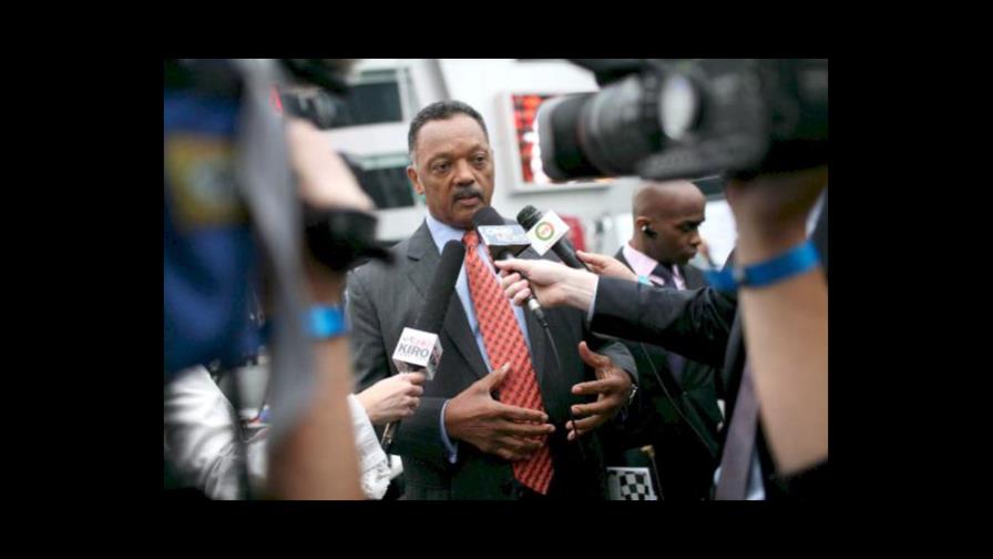 La familia de Michael Jackson llega al cementerio para un funeral privado