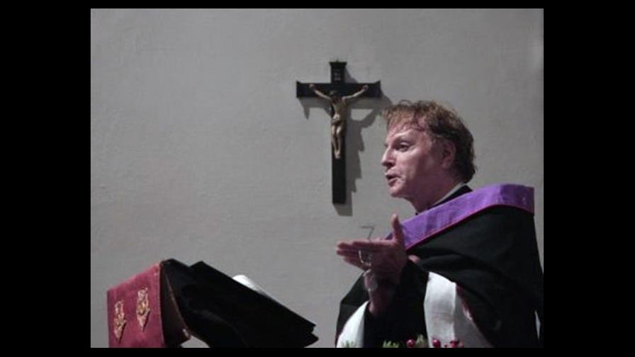 Acusan sacerdote episcopal de robar US$ 80 mil en NY Acusan sacerdote episcopal de robar US$ 80 mil en NY