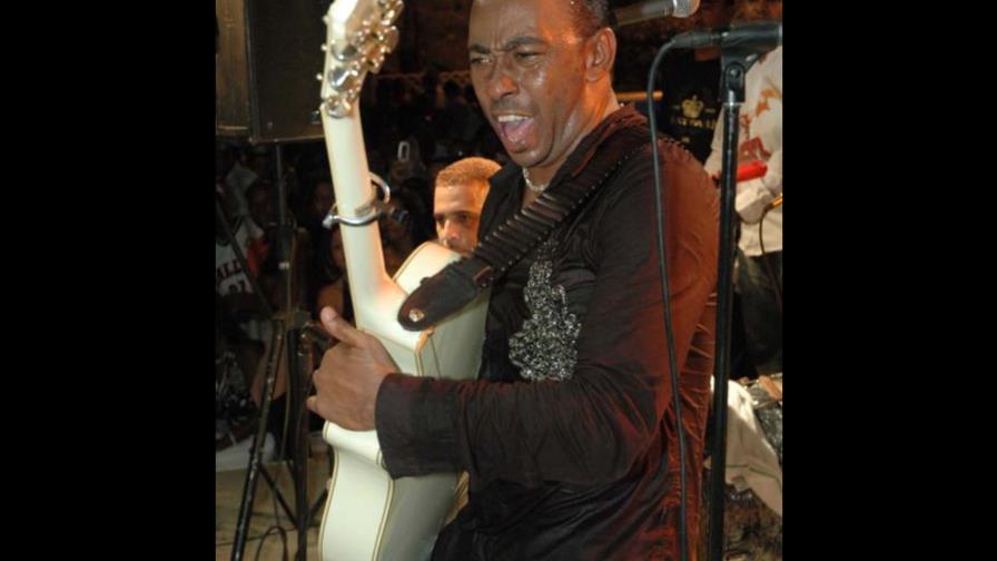 Anthony Santos firma millonario contrato con Premium Latin Music