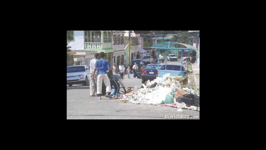 En Villa Altagracia explotan niños botando la basura
