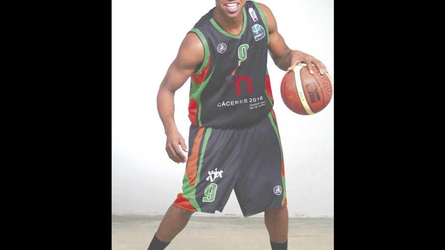 Kelvin Peña y Eulis Báez sobresalen en básquet