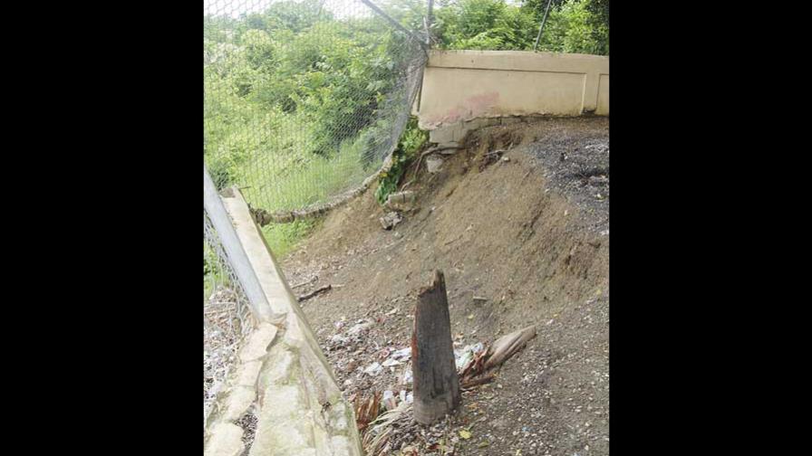 Derrumbes afectan una escuela básica en La Javilla de Santiago