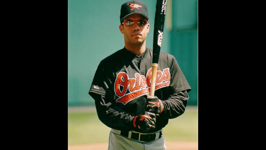 Roberto Alomar es sometido por mantener relaciones sexuales con VIH Roberto Alomar es sometido por mantener relaciones sexuales con VIH