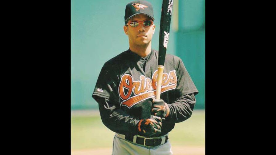 Joven demanda Roberto Alomar por ser portador del VIH positivo