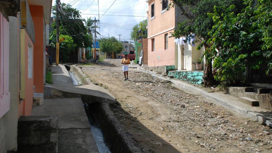 Barrios de Los Alcarrizos, entre cañadas y promesas incumplidas